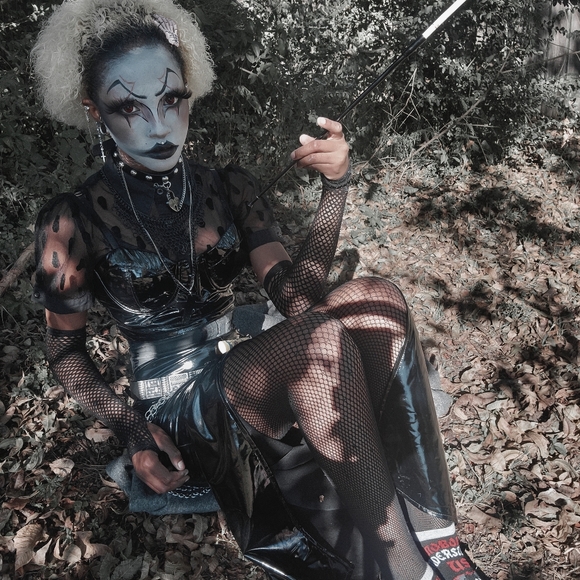 Meet your Posher, Demi - Picture 3 of 11